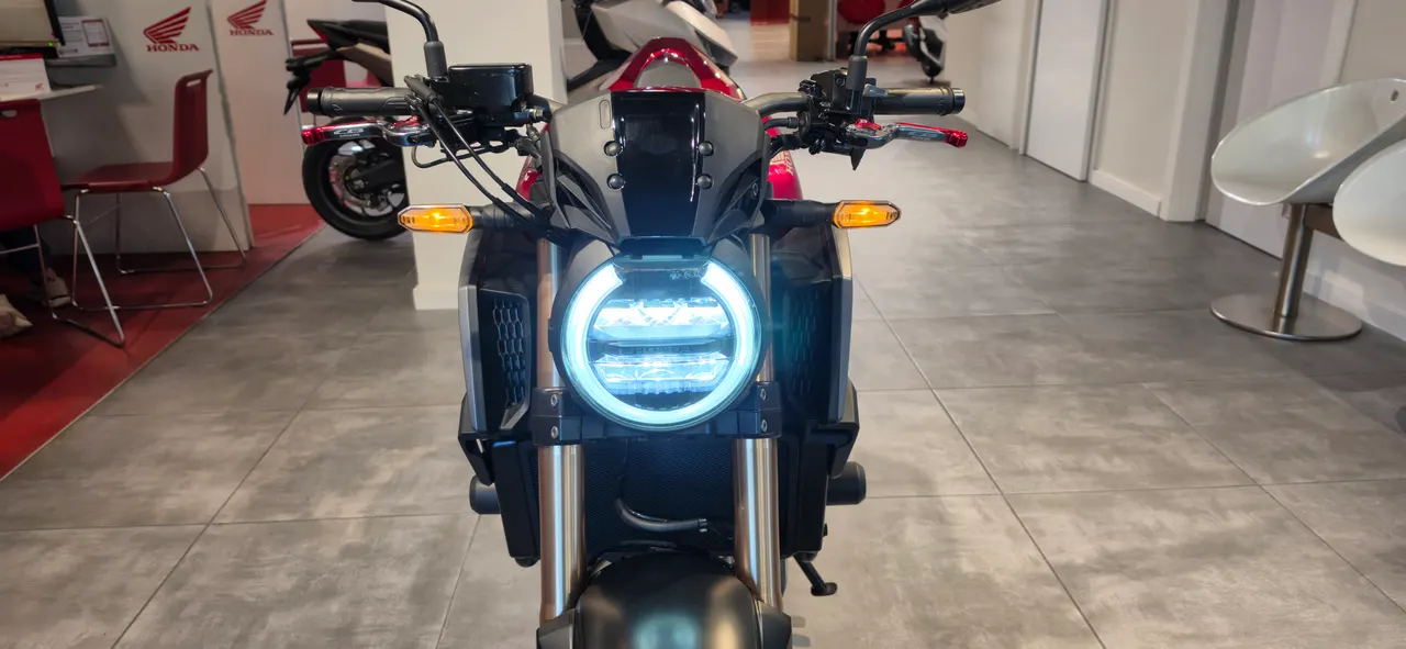 Vista frontal de una Honda CB650R Neo Sports Café roja