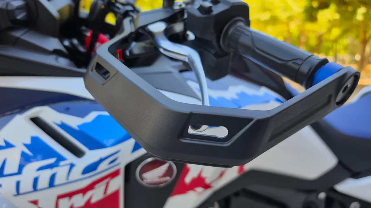 Manillar y protector de puño de Honda Africa Twin blanca