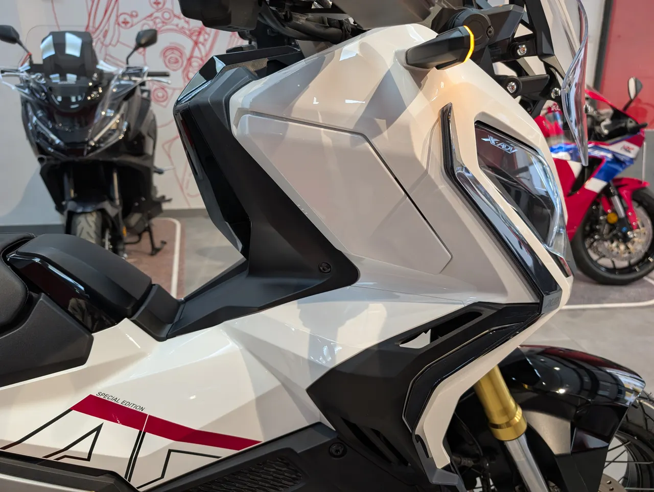 Honda X-ADV blanca en concesionario