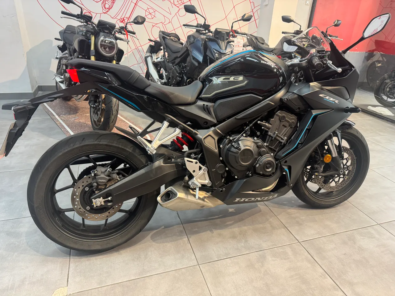 Honda CBR650R negra vista lateral