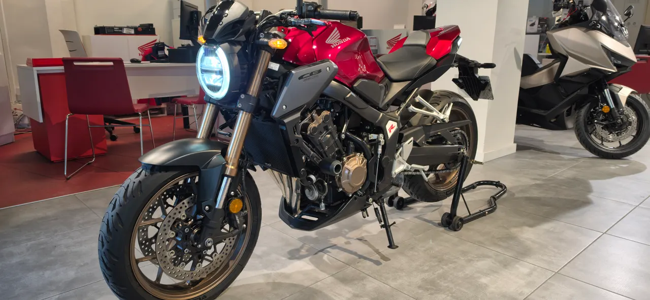 Honda CB650R roja en concesionario