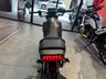 Vista trasera de una moto Honda WN7 color negro graphite.