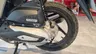 Detalle del motor y rueda trasera de una moto Honda Vision 110