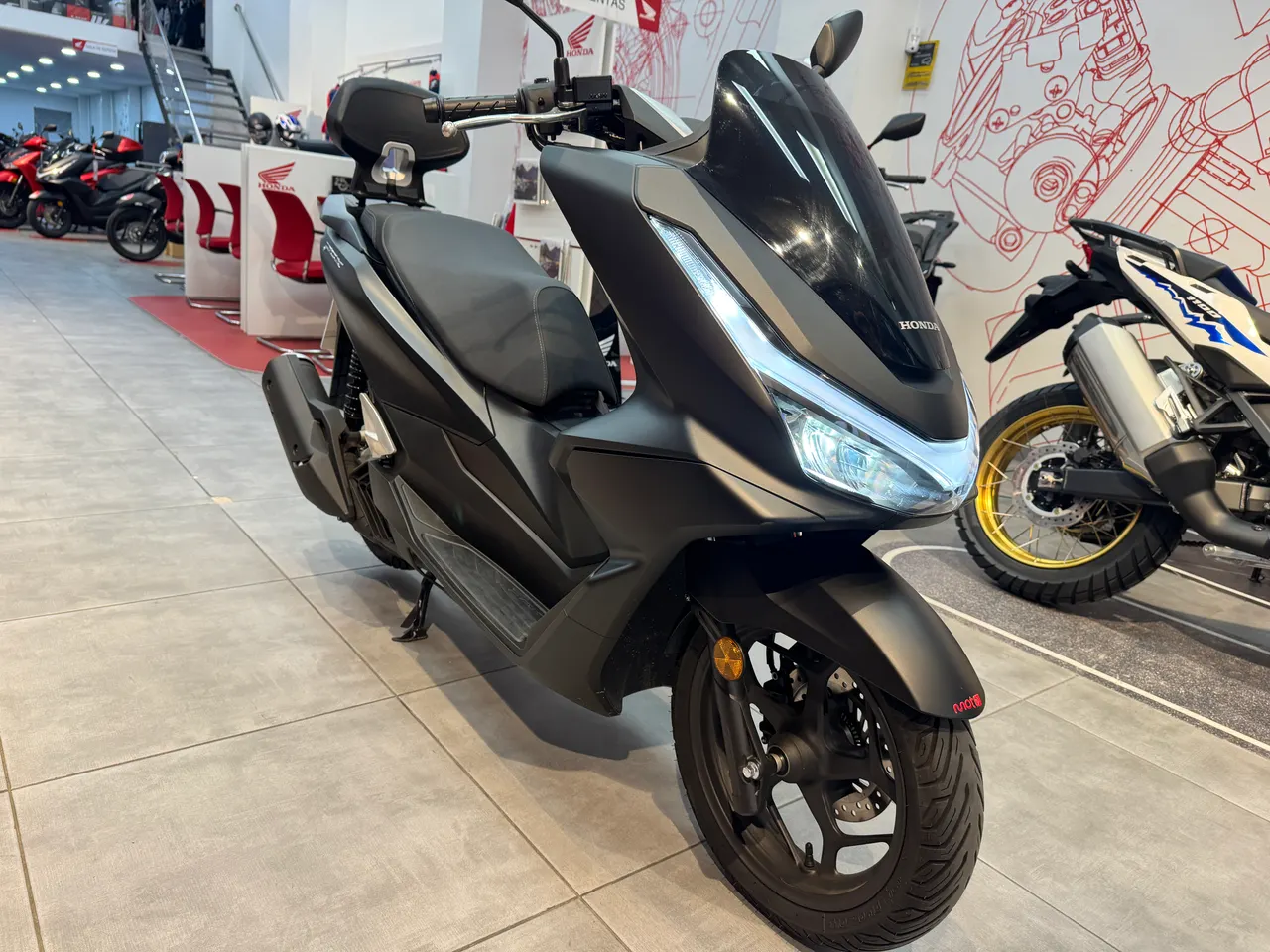Honda PCX 125 ocasion negra en venta en el concesionario
