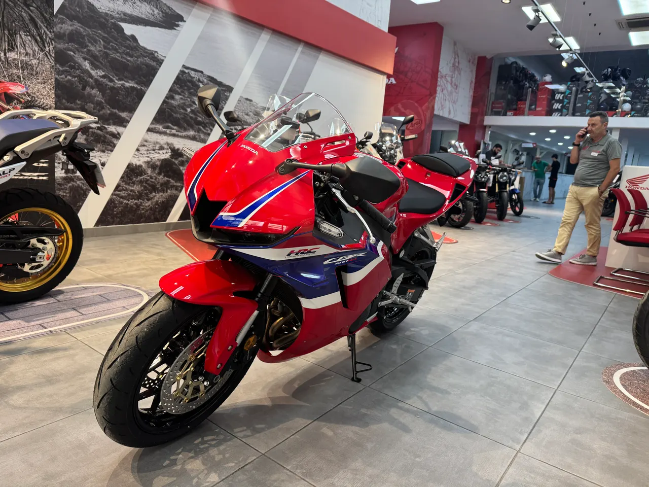 Honda CBR 600RR roja en concesionario
