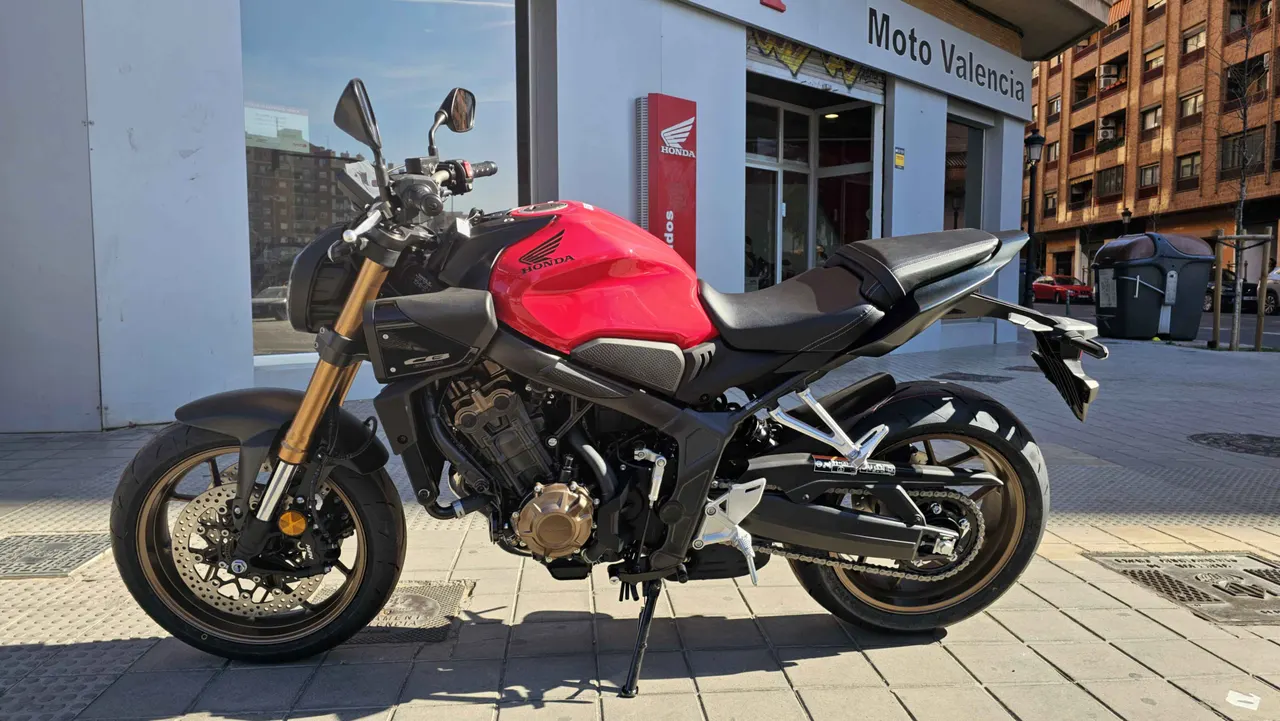 Moto Honda CB650R roja aparcada en la calle