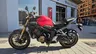 Moto Honda CB650R roja aparcada en la calle