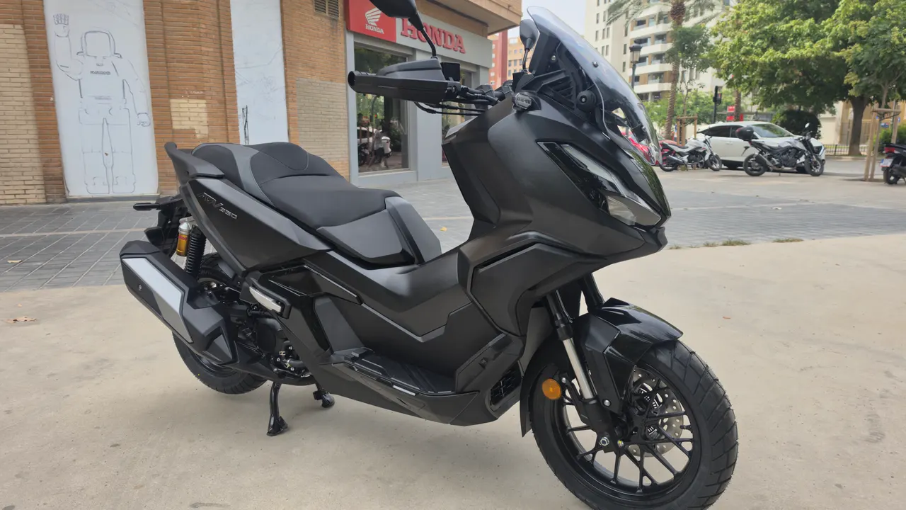 Scooter Honda ADV 350 negra mate aparcada en la calle