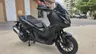 Scooter Honda ADV 350 negra mate aparcada en la calle