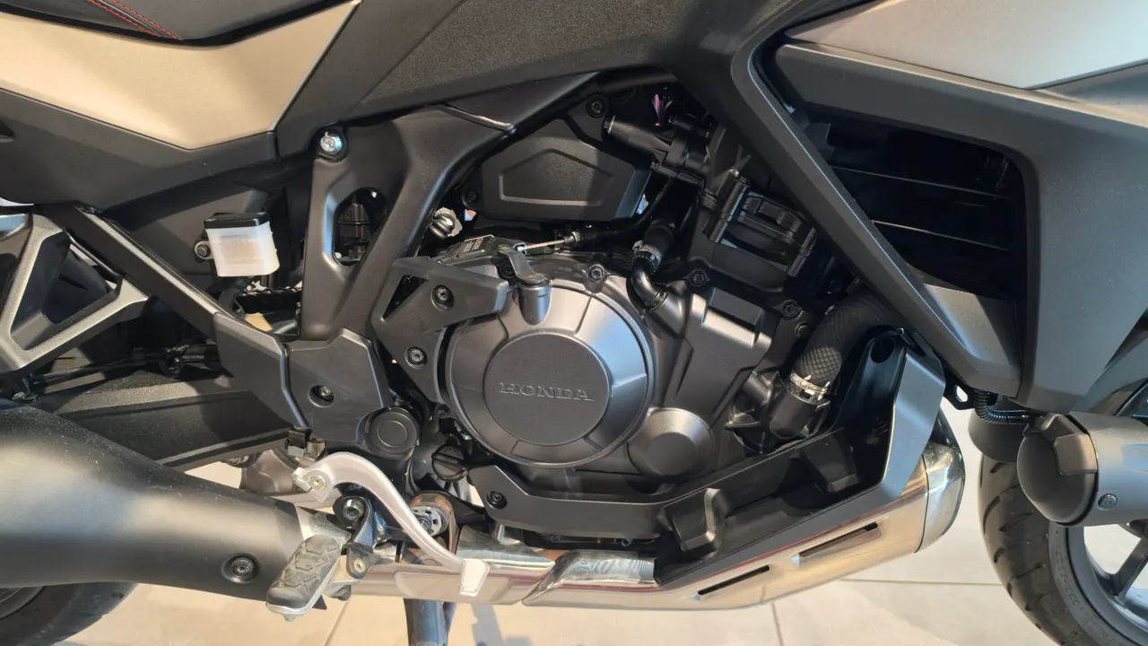 Detalle del motor de una moto Honda NT1100