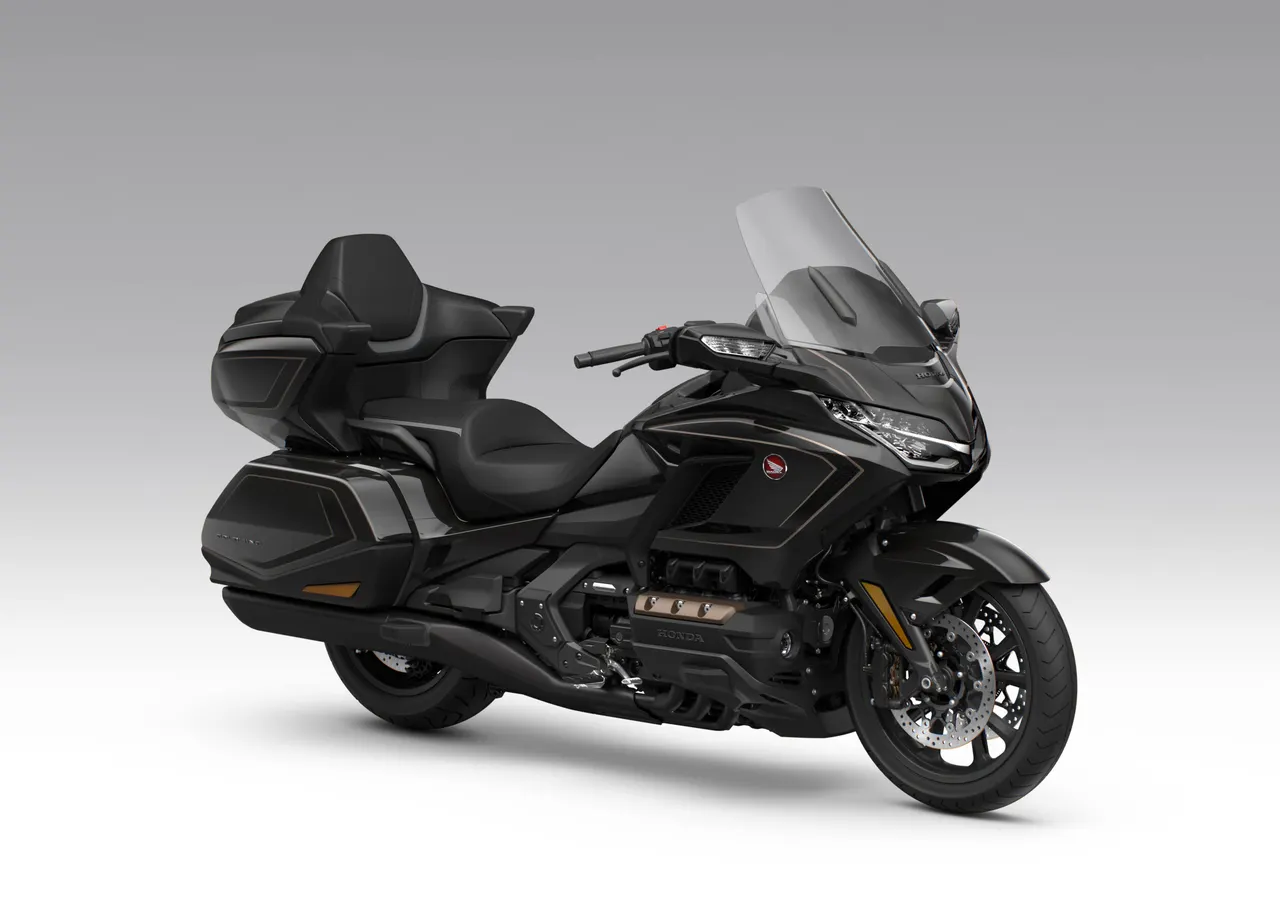 Honda Gold Wing Tour 2027 en color Graphite Black con maletas laterales y baúl trasero
