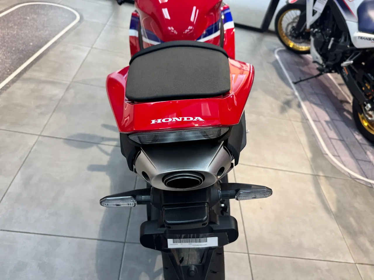 Vista trasera de una moto Honda CBR 600RR roja R-380