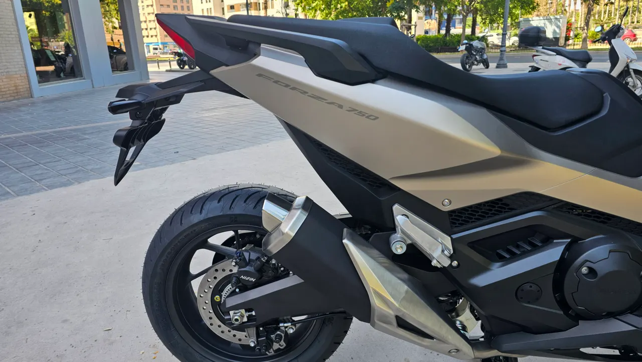 Parte trasera derecha de Honda Forza 750 gris mate