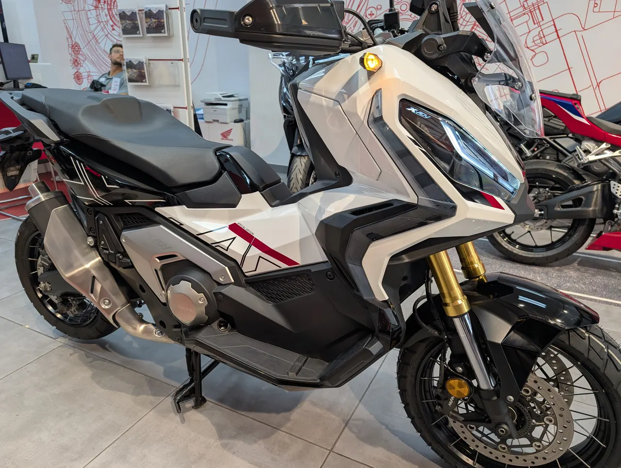 Honda X-ADV blanca y negra de perfil