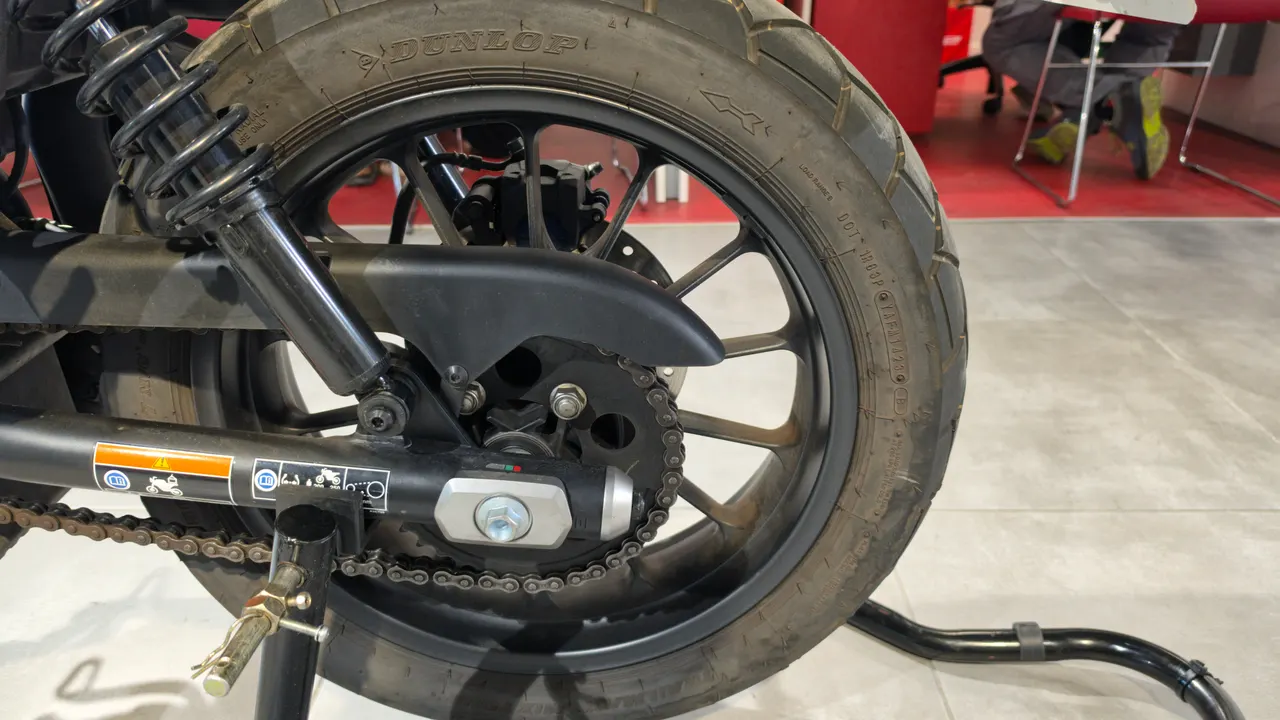 Detalle de la rueda trasera de una moto Honda CL500