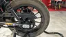 Detalle de la rueda trasera de una moto Honda CL500