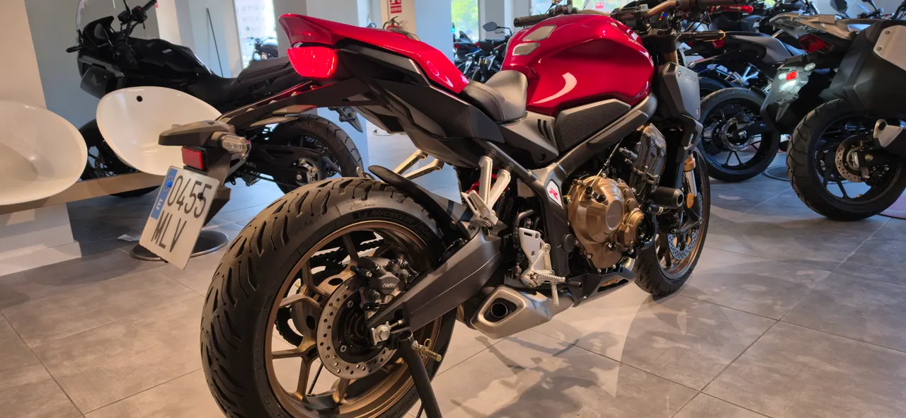 Honda CB650R roja vista trasera