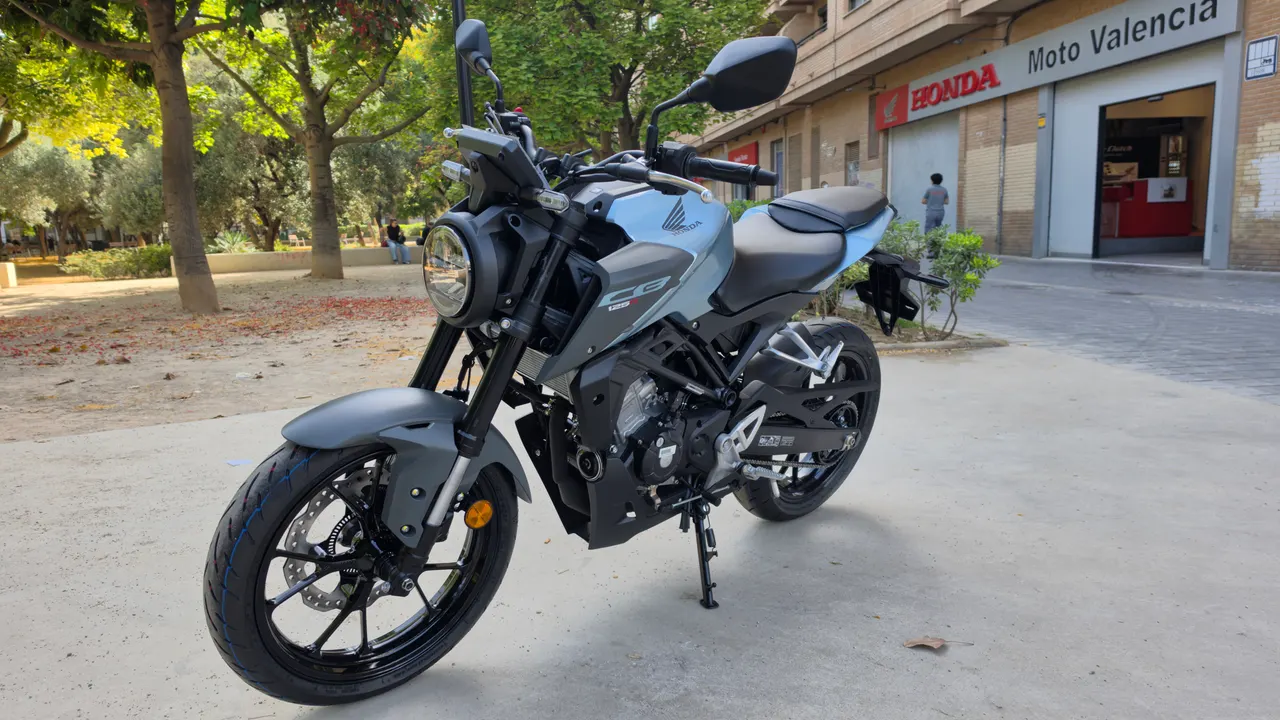 Honda CB125R azul zefiro metalizado aparcada