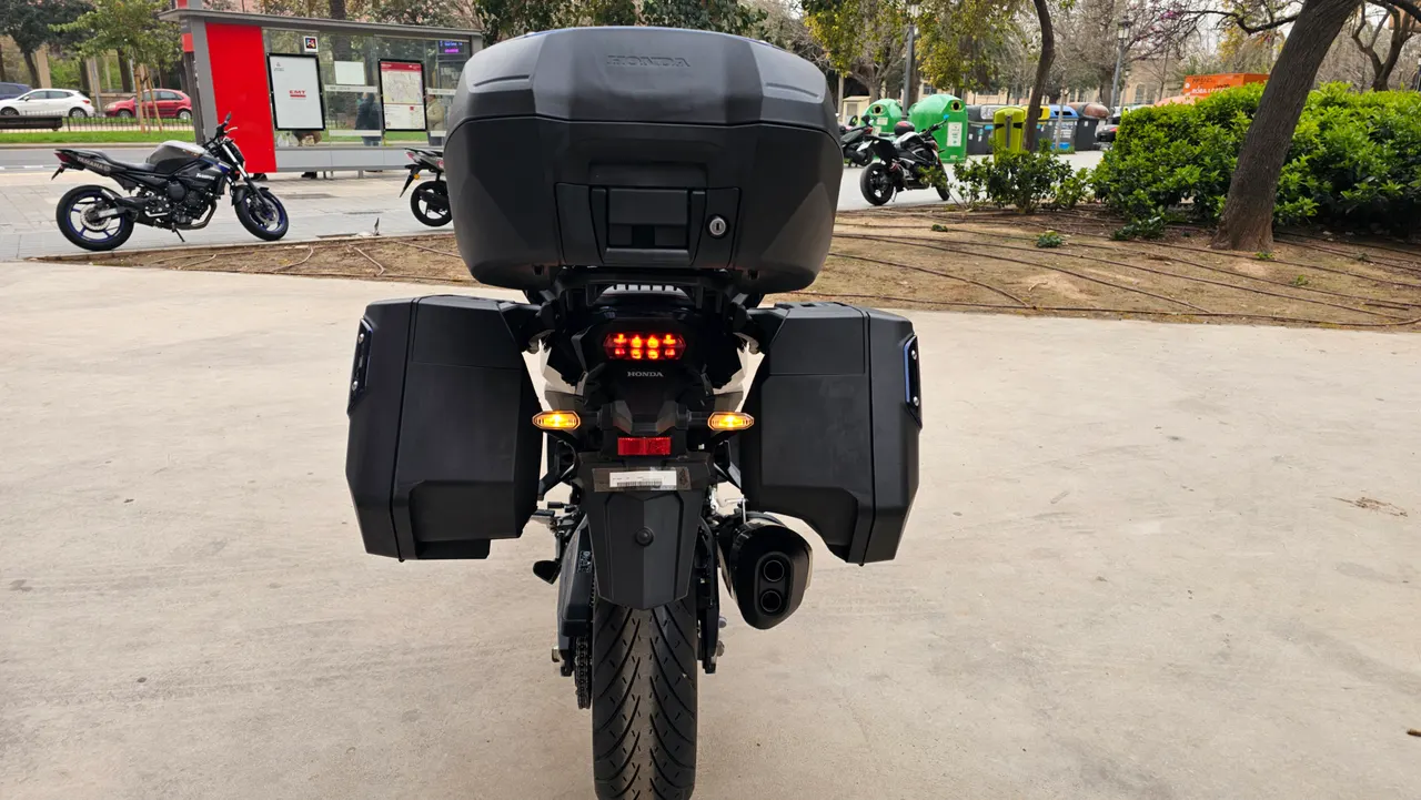 Parte trasera de una Honda NT1100 negra con top case y maletas laterales