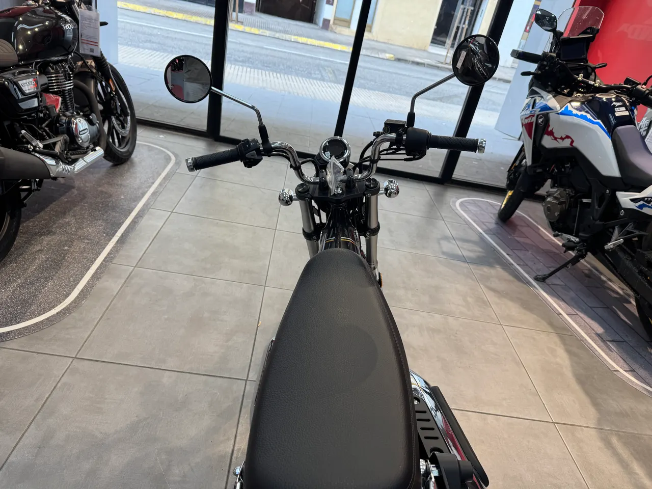 Honda Dax 125 negra vista desde atrás en un concesionario.