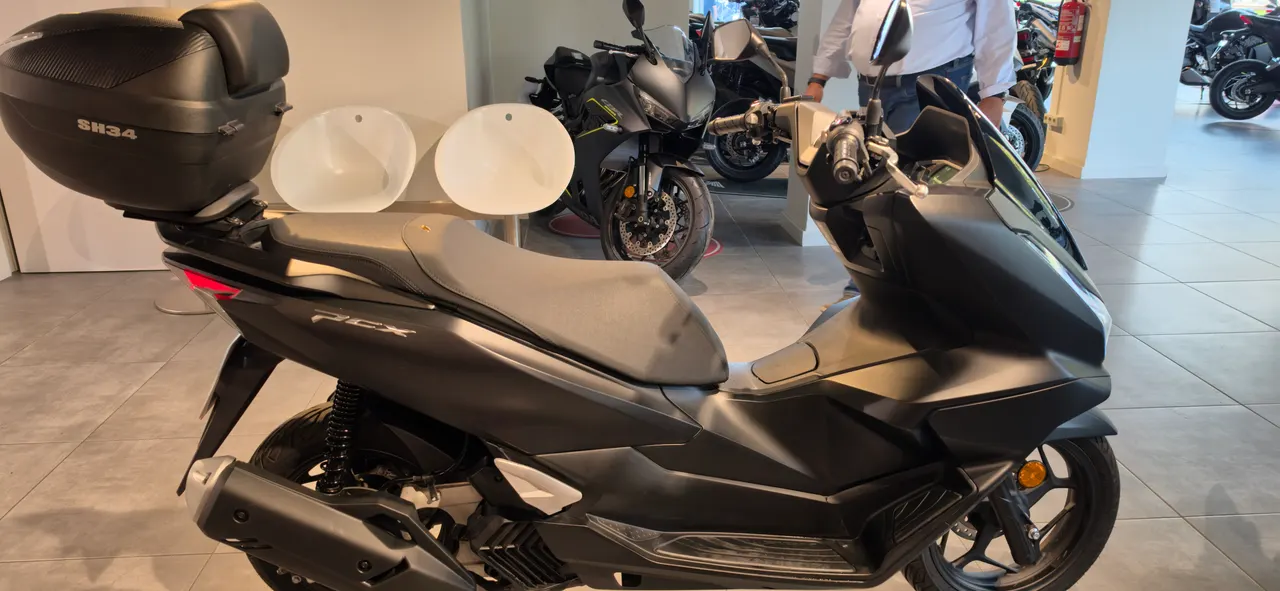 Scooter Honda PCX 125 negra con baúl trasero