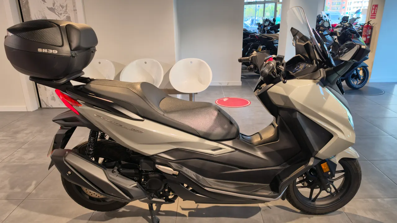 Scooter Honda Forza 350 gris con baúl trasero