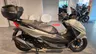 Scooter Honda Forza 350 gris con baúl trasero