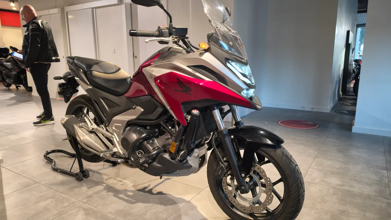 Honda NC750X roja y gris en exposición
