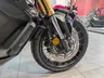 Rueda delantera de una moto Honda X-adv negra con detalles dorados en la horquilla