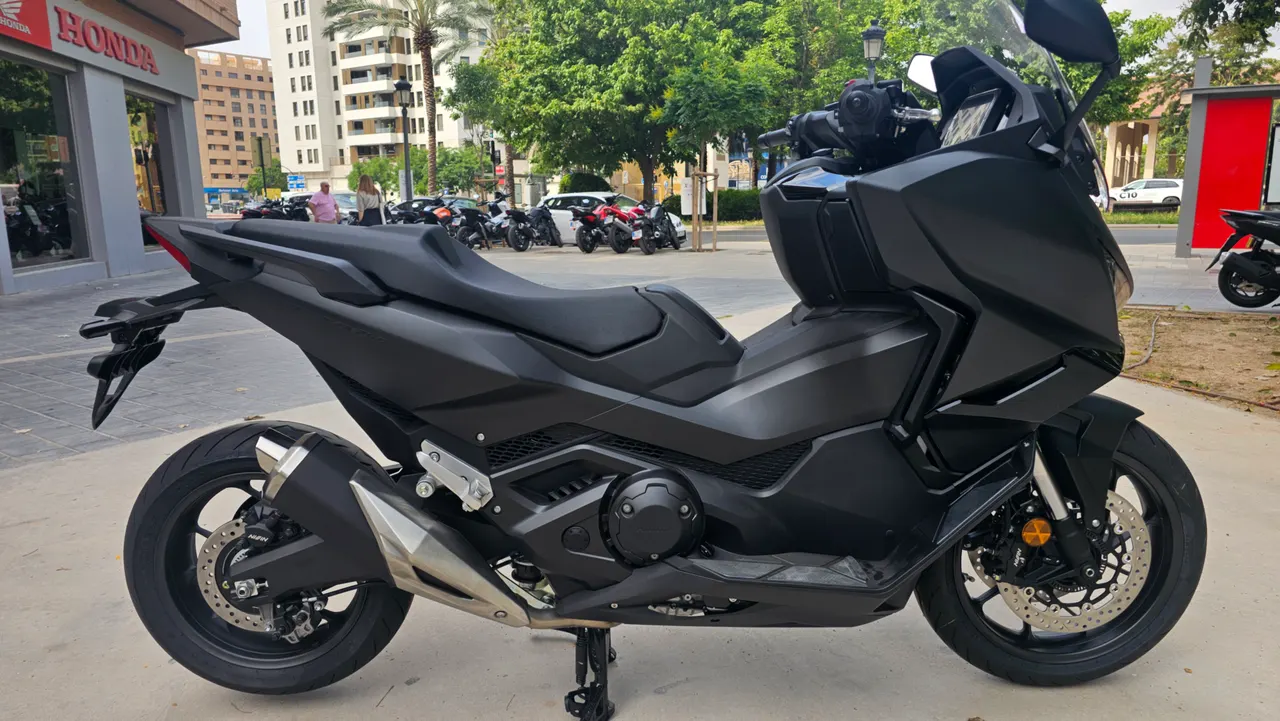 Honda Forza 750 scooter negro mate aparcado en la calle