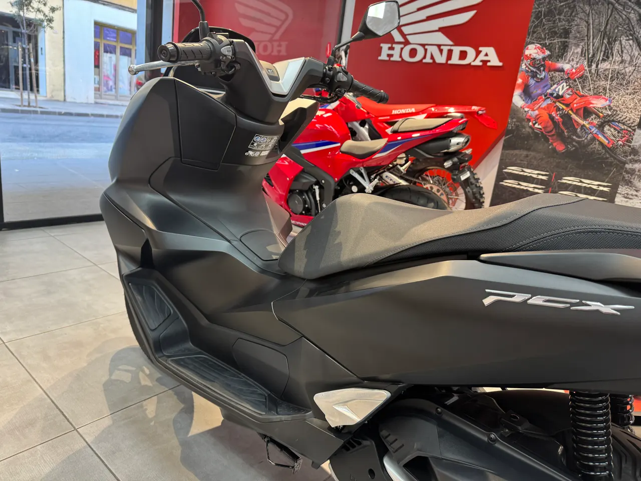 Scooter Honda PCX125 negra en concesionario