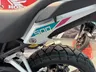 Parte trasera de la Honda NX500 E-Clutch blanca con el número 500 y neumático de tacos