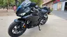 Honda CBR 500R negra en calle urbana
