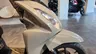 Detalle frontal de una Honda Vision 110 blanca