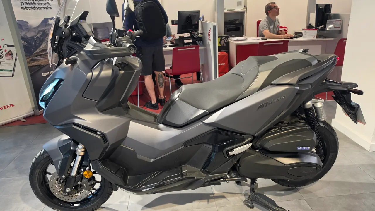 Scooter Honda ADV350 en color gris oscuro