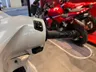 Detalle del manillar de una moto Honda Vision de color blanco