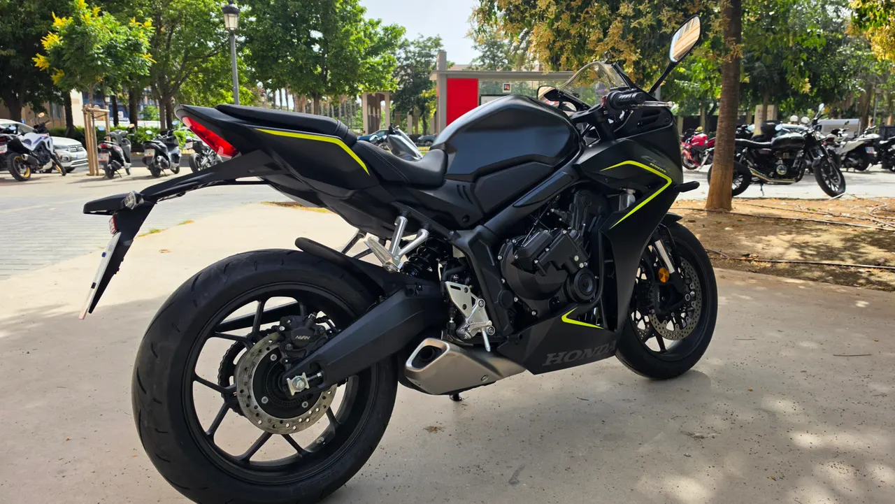 Escape trasero Honda CBR 650R negra mate