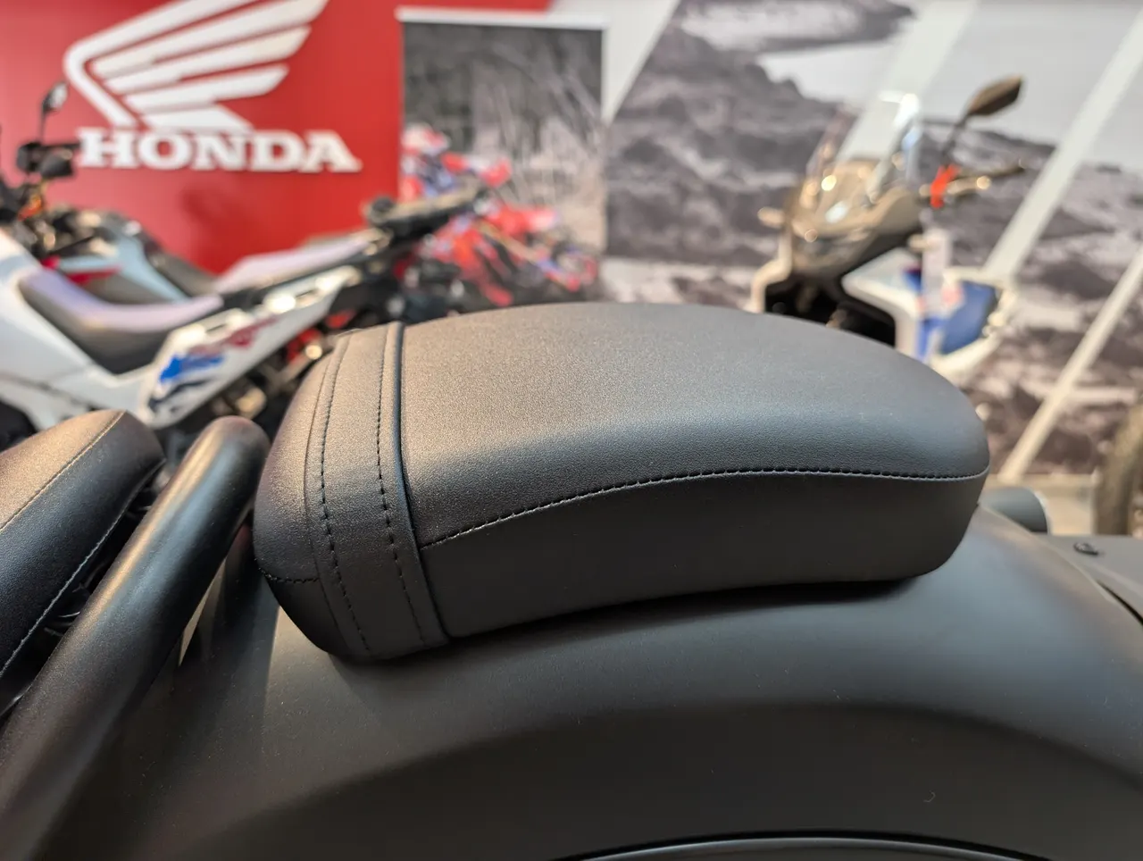 Asiento trasero negro de la Honda CMX500 Rebel con costuras visibles
