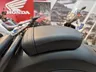 Asiento trasero negro de la Honda CMX500 Rebel con costuras visibles