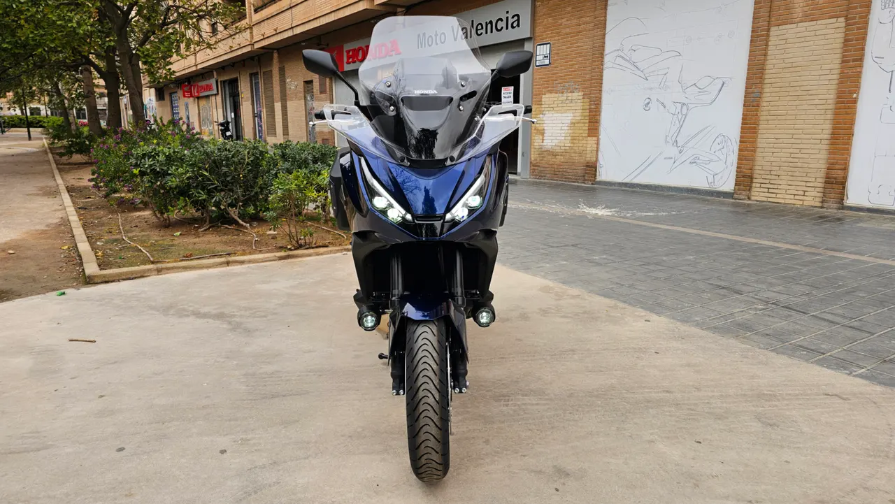 Honda NT1100 azul oscuro vista frontal en la calle