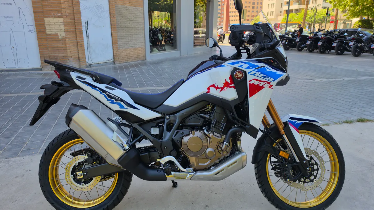 Honda CRF1100L Africa Twin blanca con llantas doradas