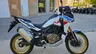 Honda CRF1100L Africa Twin blanca con llantas doradas