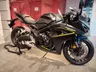 Moto Honda CBR 650R negra gunpowder mate con detalles amarillos en exposición