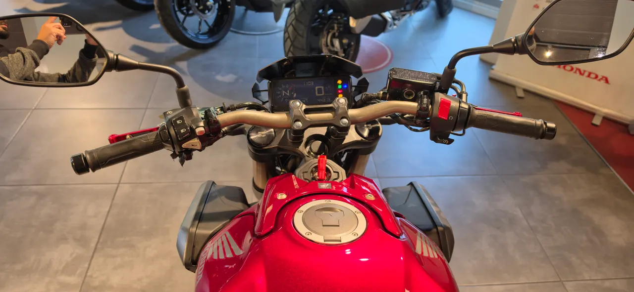 Manillar y depósito de una Honda CB650R roja