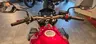 Manillar y depósito de una Honda CB650R roja
