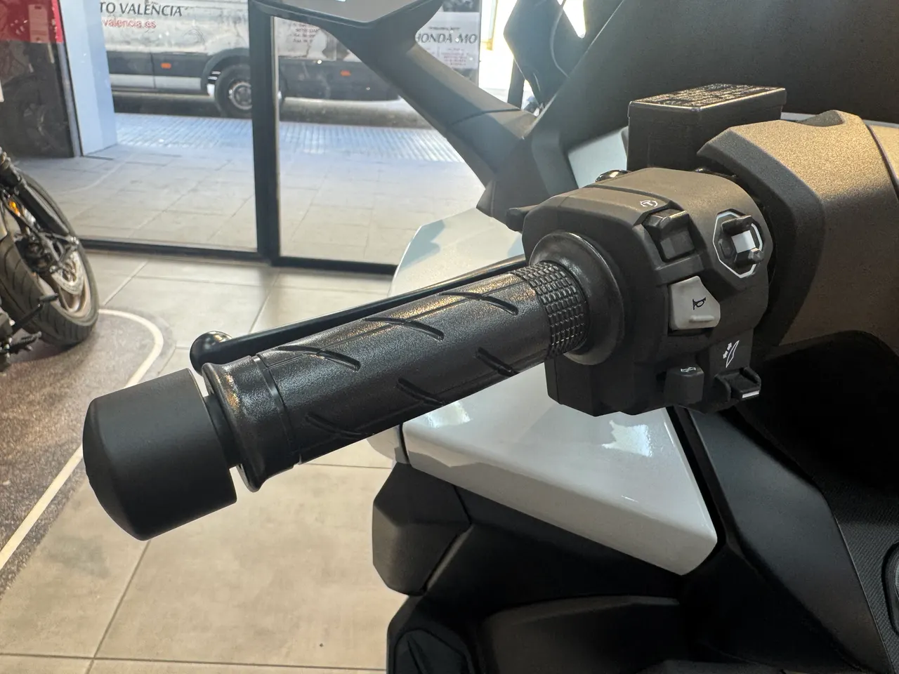 Manillar derecho de scooter Honda Forza 125 blanco con puño y controles