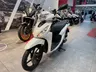 Scooter Honda Vision blanca en concesionario
