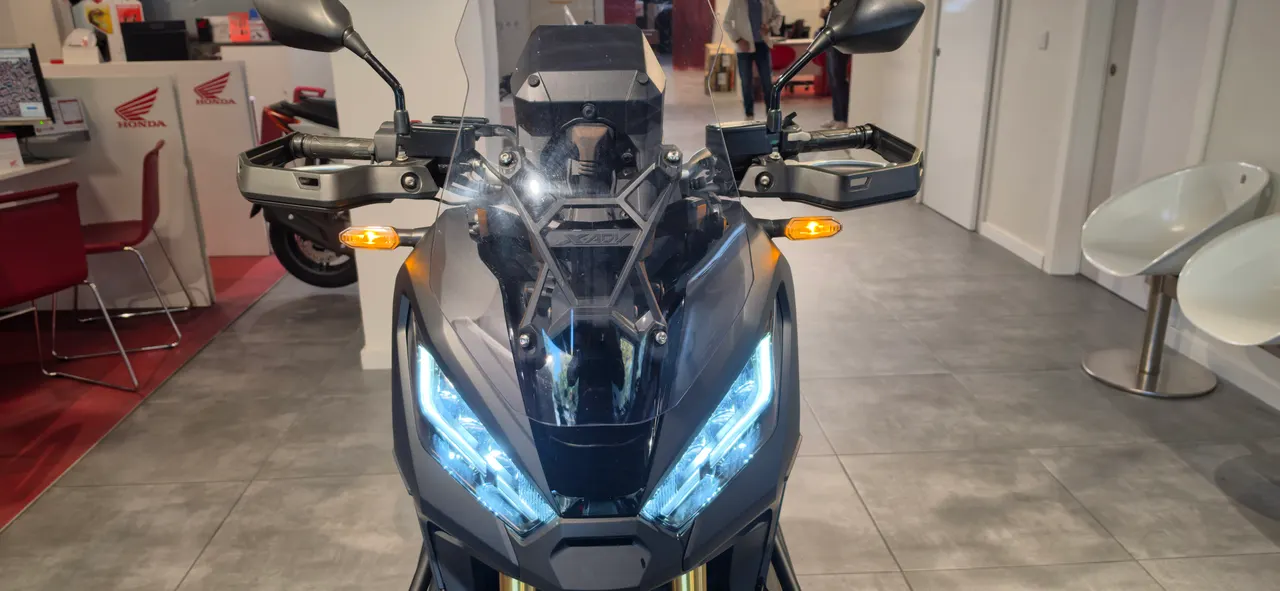 Vista frontal de una moto Honda X-adv de ocasion en valencia