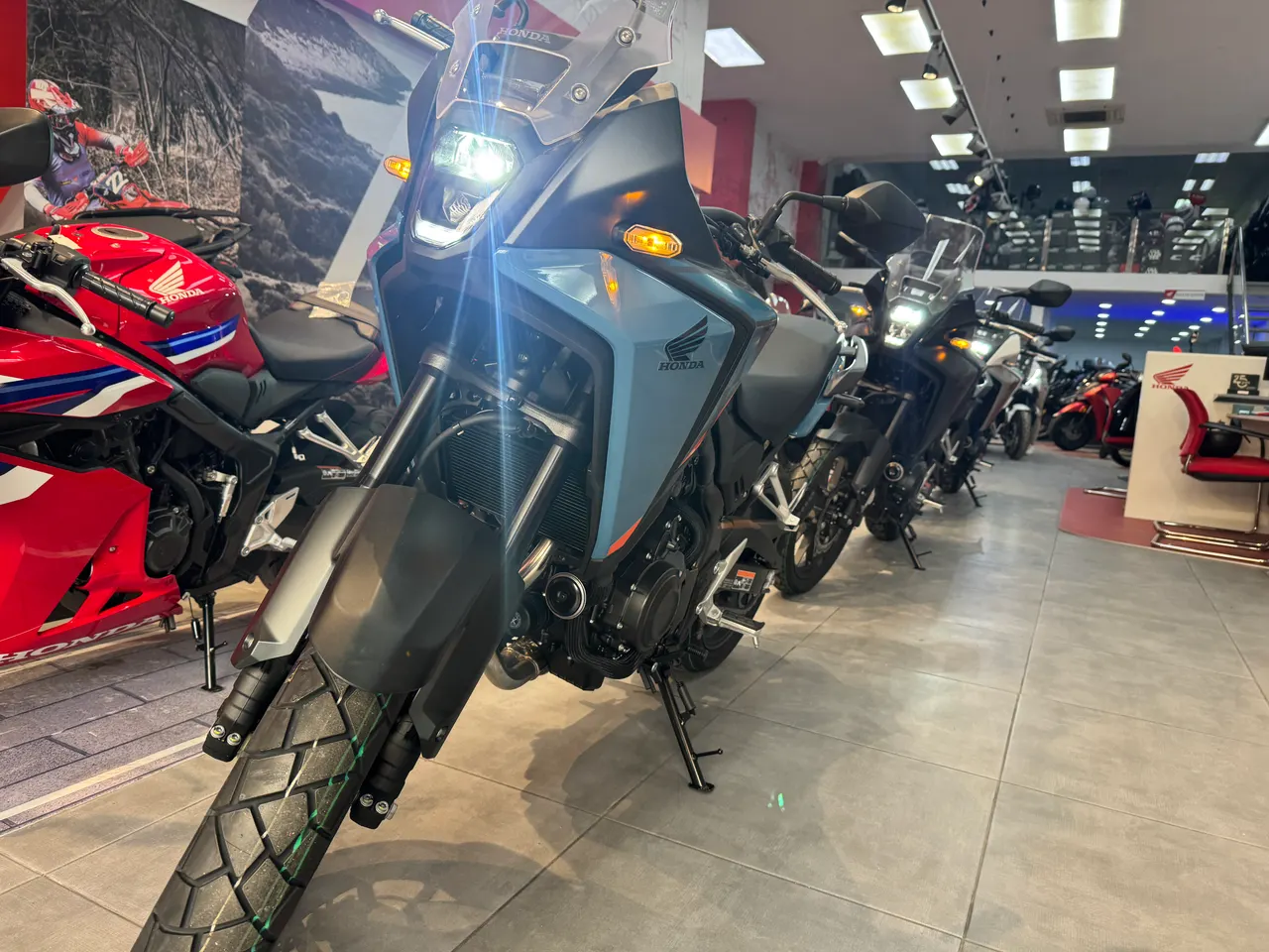 Honda NX500 azul en concesionario