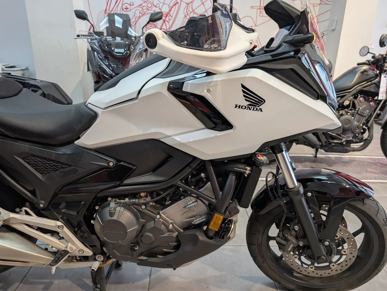 Honda NC750X blanca de perfil